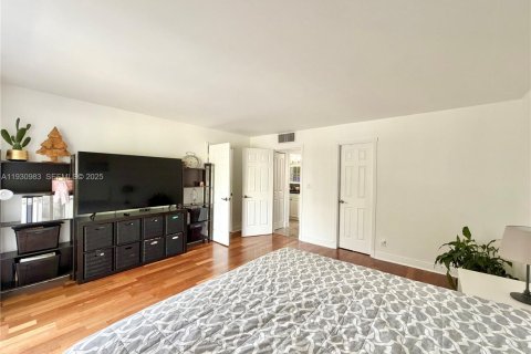 Townhouse in Hallandale Beach, Florida 3 bedrooms, 167.6 sq.m. № 1989591 - photo 27