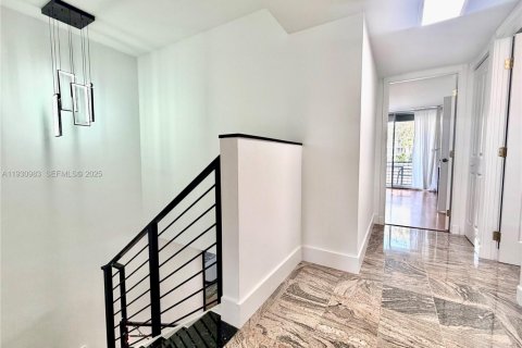 Townhouse in Hallandale Beach, Florida 3 bedrooms, 167.6 sq.m. № 1989591 - photo 24