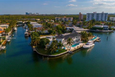 Villa ou maison à vendre à North Miami Beach, Floride: 5 chambres, 728.63 m2 № 2081240 - photo 2