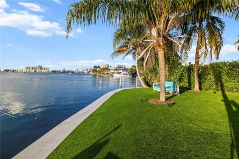 Villa ou maison à vendre à North Miami Beach, Floride: 5 chambres, 728.63 m2 № 2081240 - photo 16