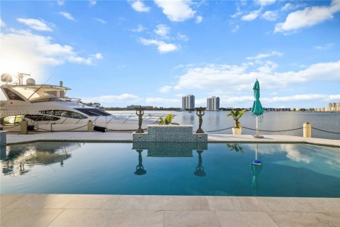 Villa ou maison à vendre à North Miami Beach, Floride: 5 chambres, 728.63 m2 № 2081240 - photo 11