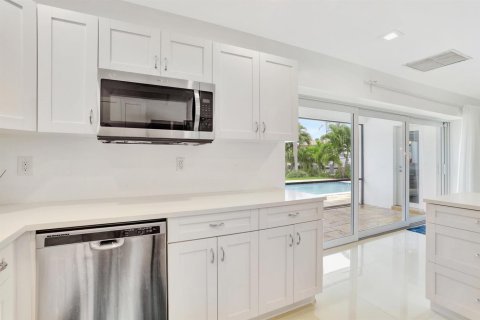 House in Deerfield Beach, Florida 3 bedrooms, 194.72 sq.m. № 2158352 - photo 11