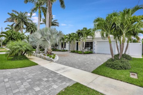 House in Deerfield Beach, Florida 3 bedrooms, 194.72 sq.m. № 2158352 - photo 5