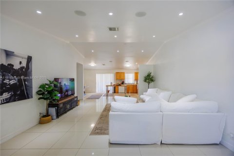 House in Coral Springs, Florida 3 bedrooms, 130.53 sq.m. № 1974511 - photo 4