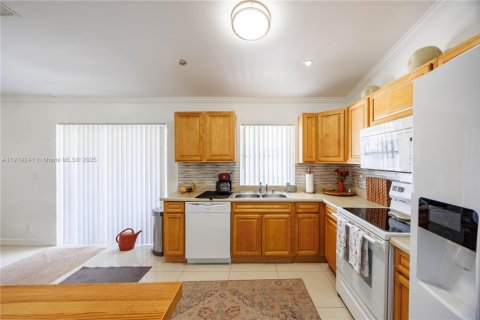 House in Coral Springs, Florida 3 bedrooms, 130.53 sq.m. № 1974511 - photo 12