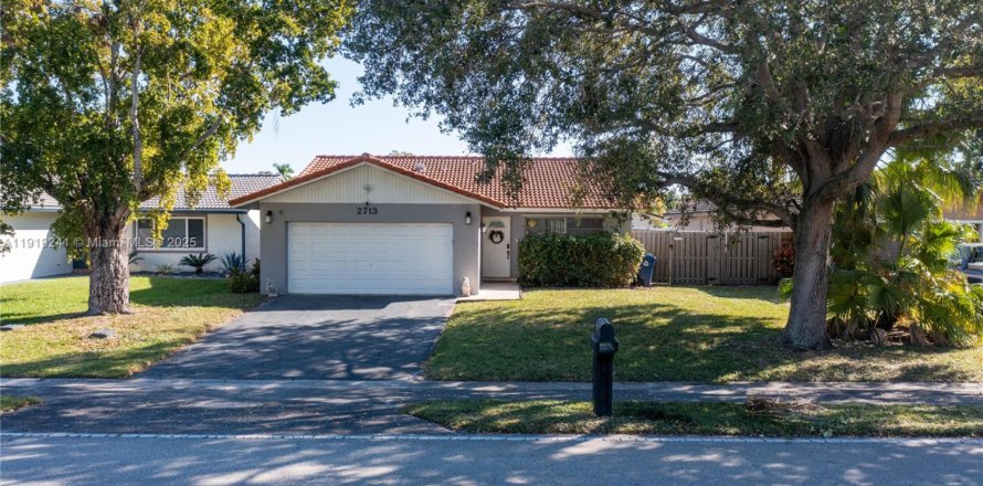 House in Coral Springs, Florida 3 bedrooms, 130.53 sq.m. № 1974511