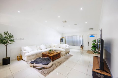 House in Coral Springs, Florida 3 bedrooms, 130.53 sq.m. № 1974511 - photo 8