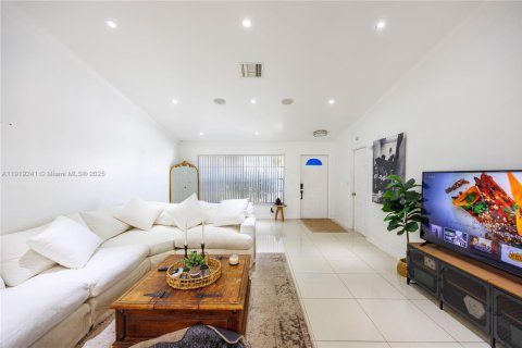 House in Coral Springs, Florida 3 bedrooms, 130.53 sq.m. № 1974511 - photo 7