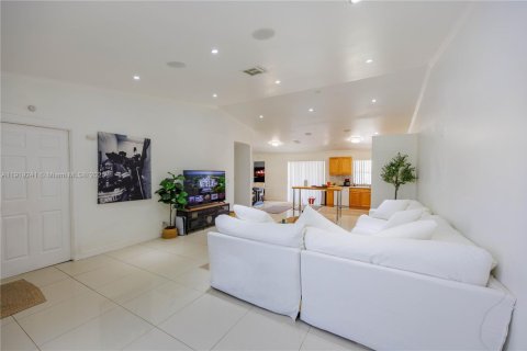 House in Coral Springs, Florida 3 bedrooms, 130.53 sq.m. № 1974511 - photo 5