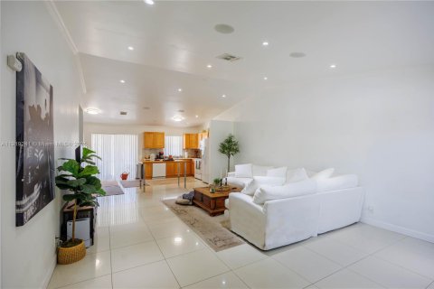 House in Coral Springs, Florida 3 bedrooms, 130.53 sq.m. № 1974511 - photo 3