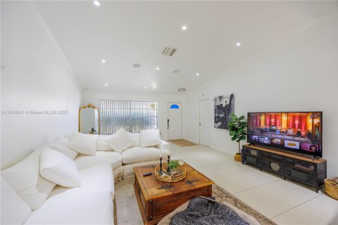 House in Coral Springs, Florida 3 bedrooms, 130.53 sq.m. № 1974511 - photo 6