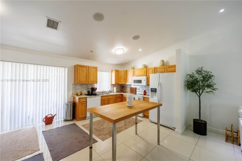 House in Coral Springs, Florida 3 bedrooms, 130.53 sq.m. № 1974511 - photo 9