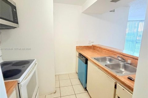 Condominio en alquiler en Hialeah, Florida, 2 dormitorios, 89.19 m2 № 2010386 - foto 4