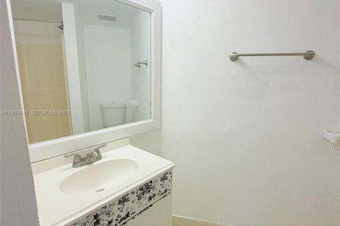 Condominio en alquiler en Hialeah, Florida, 2 dormitorios, 89.19 m2 № 2010386 - foto 12