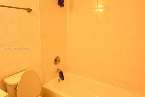 Condominio en alquiler en Hialeah, Florida, 2 dormitorios, 89.19 m2 № 2010386 - foto 13