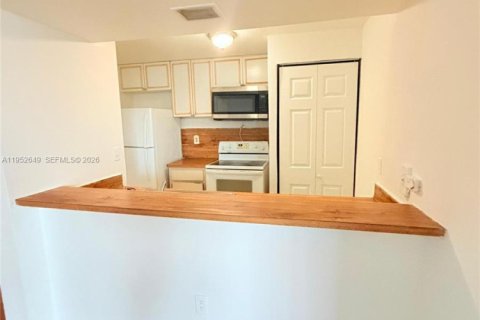 Condominio en alquiler en Hialeah, Florida, 2 dormitorios, 89.19 m2 № 2010386 - foto 3