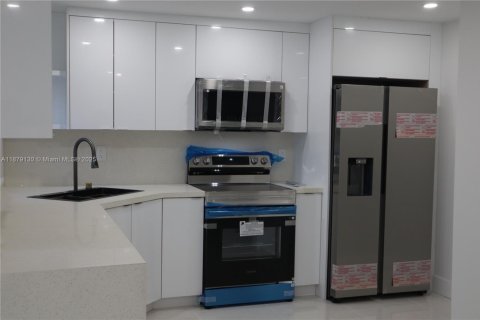 Casa en alquiler en Hollywood, Florida, 3 dormitorios, 124.49 m2 № 1927840 - foto 3