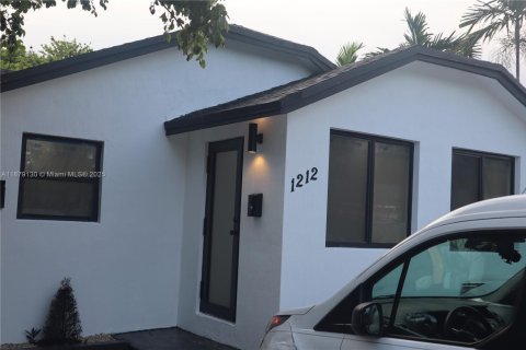 Casa en alquiler en Hollywood, Florida, 3 dormitorios, 124.49 m2 № 1927840 - foto 2