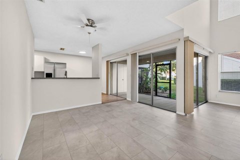 Townhouse in Saint Petersburg, Florida 2 bedrooms, 112.41 sq.m. № 2122275 - photo 3
