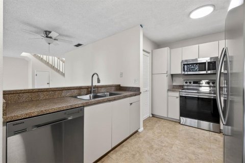 Townhouse in Saint Petersburg, Florida 2 bedrooms, 112.41 sq.m. № 2122275 - photo 7