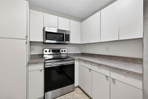 Townhouse in Saint Petersburg, Florida 2 bedrooms, 112.41 sq.m. № 2122275 - photo 10
