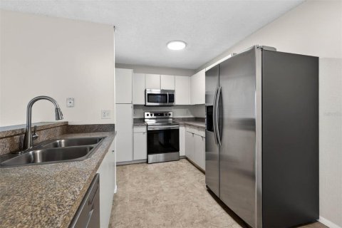 Townhouse in Saint Petersburg, Florida 2 bedrooms, 112.41 sq.m. № 2122275 - photo 8
