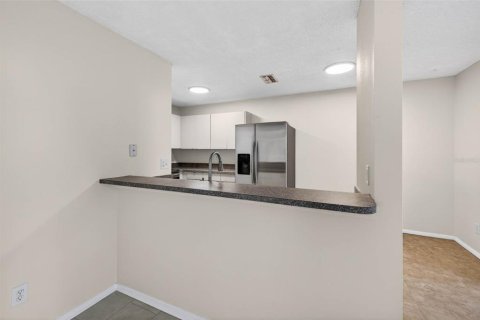 Townhouse in Saint Petersburg, Florida 2 bedrooms, 112.41 sq.m. № 2122275 - photo 6
