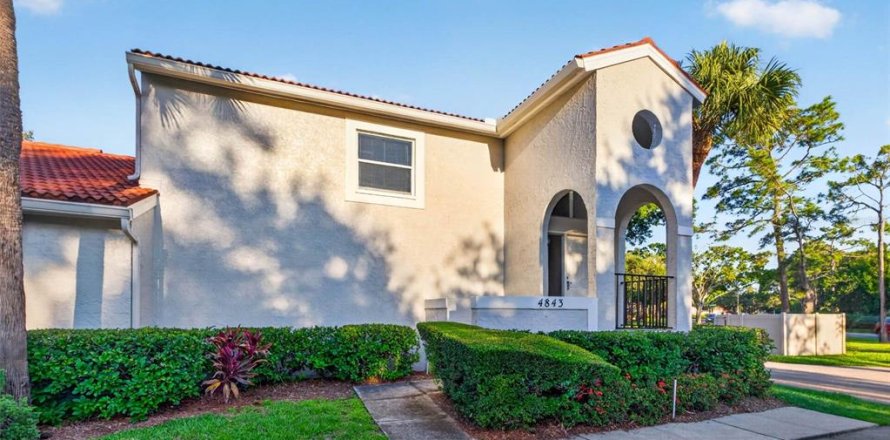 Townhouse in Saint Petersburg, Florida 2 bedrooms, 112.41 sq.m. № 2122275