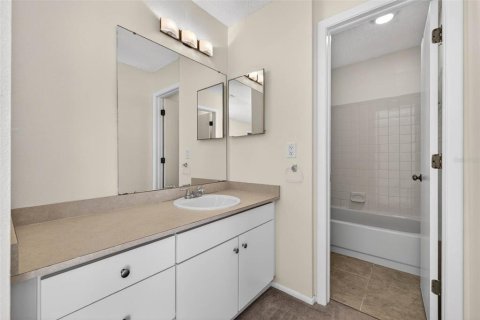 Townhouse in Saint Petersburg, Florida 2 bedrooms, 112.41 sq.m. № 2122275 - photo 16