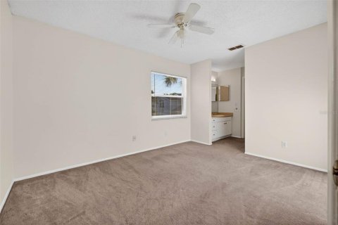 Townhouse in Saint Petersburg, Florida 2 bedrooms, 112.41 sq.m. № 2122275 - photo 14