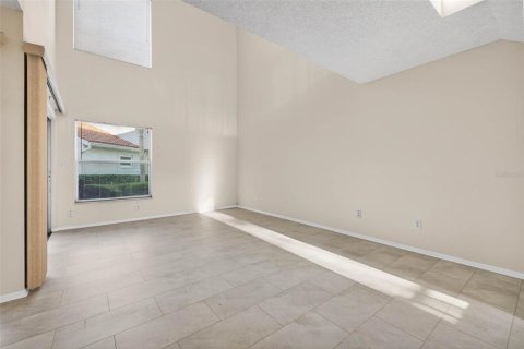 Townhouse in Saint Petersburg, Florida 2 bedrooms, 112.41 sq.m. № 2122275 - photo 4