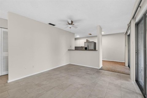 Townhouse in Saint Petersburg, Florida 2 bedrooms, 112.41 sq.m. № 2122275 - photo 5