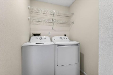 Townhouse in Saint Petersburg, Florida 2 bedrooms, 112.41 sq.m. № 2122275 - photo 11