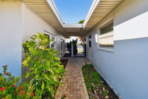 Villa ou maison à vendre à Madeira Beach, Floride: 4 chambres, 292.27 m2 № 1570272 - photo 16