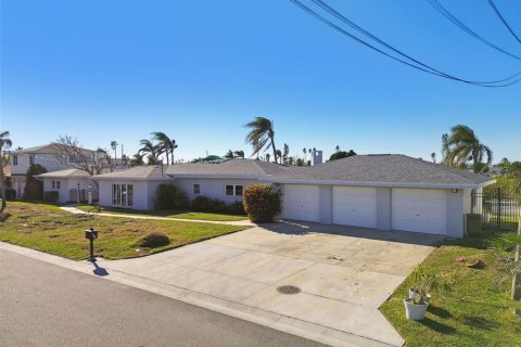 Villa ou maison à vendre à Madeira Beach, Floride: 4 chambres, 292.27 m2 № 1570272 - photo 1