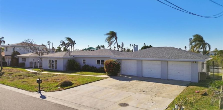 House in Madeira Beach, Florida 4 bedrooms, 292.27 sq.m. № 1570272