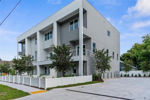 Townhouse in Tampa, Florida 3 bedrooms, 202.62 sq.m. № 1833312 - photo 2
