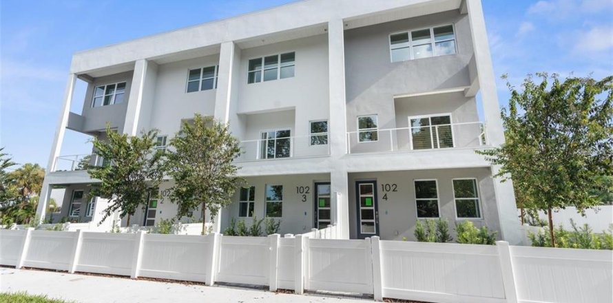 Townhouse in Tampa, Florida 3 bedrooms, 202.62 sq.m. № 1833312