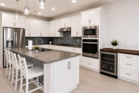House in Orlando, Florida 5 bedrooms, 321.81 sq.m. № 2152073 - photo 11
