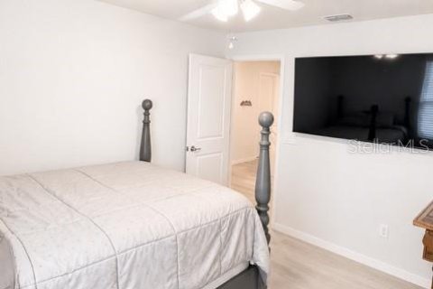 House in Orlando, Florida 5 bedrooms, 321.81 sq.m. № 2152073 - photo 23