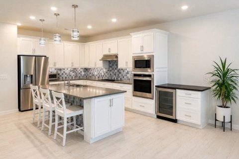 House in Orlando, Florida 5 bedrooms, 321.81 sq.m. № 2152073 - photo 10
