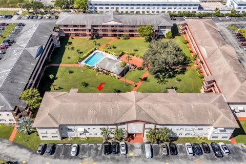 Condo in Hollywood, Florida, 1 bedroom  № 1953970 - photo 2