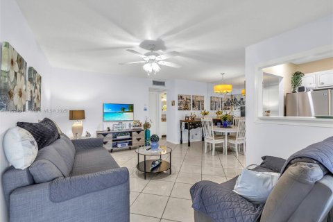 Condo in Hollywood, Florida, 1 bedroom  № 1953970 - photo 11