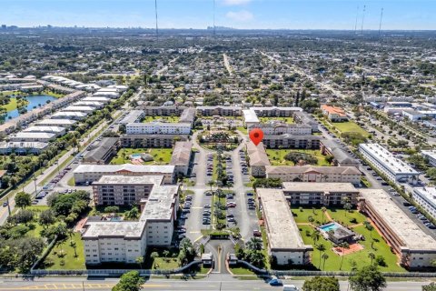 Condo in Hollywood, Florida, 1 bedroom  № 1953970 - photo 1