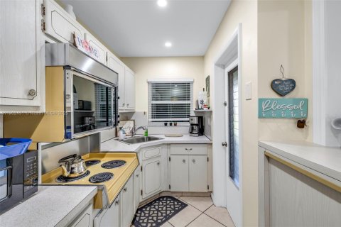 Condo in Hollywood, Florida, 1 bedroom  № 1953970 - photo 17