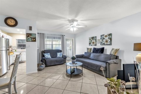 Condo in Hollywood, Florida, 1 bedroom  № 1953970 - photo 13