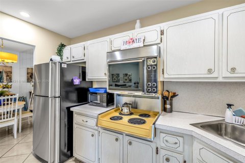 Condo in Hollywood, Florida, 1 bedroom  № 1953970 - photo 18