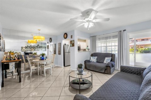 Condo in Hollywood, Florida, 1 bedroom  № 1953970 - photo 12