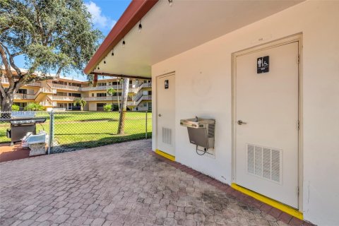 Condo in Hollywood, Florida, 1 bedroom  № 1953970 - photo 27