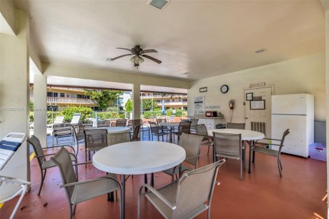 Condo in Hollywood, Florida, 1 bedroom  № 1953970 - photo 25